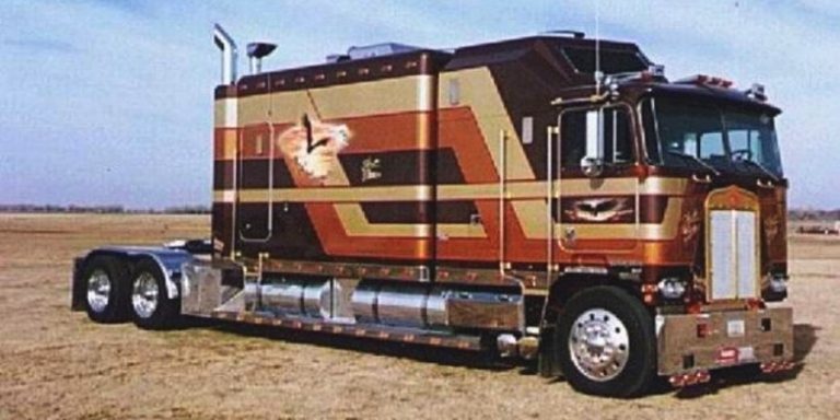 A custom sleeper cabover semi like this just cannot be missed when it ...