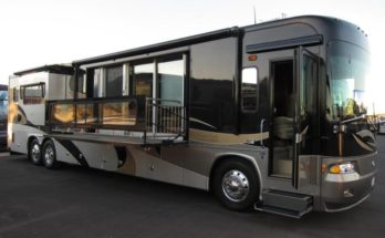 Giant Luxury Motorhomes Mean Taking Comfort with You on the Road