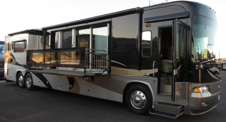 Giant Luxury Motorhomes Mean Taking Comfort with You on the Road